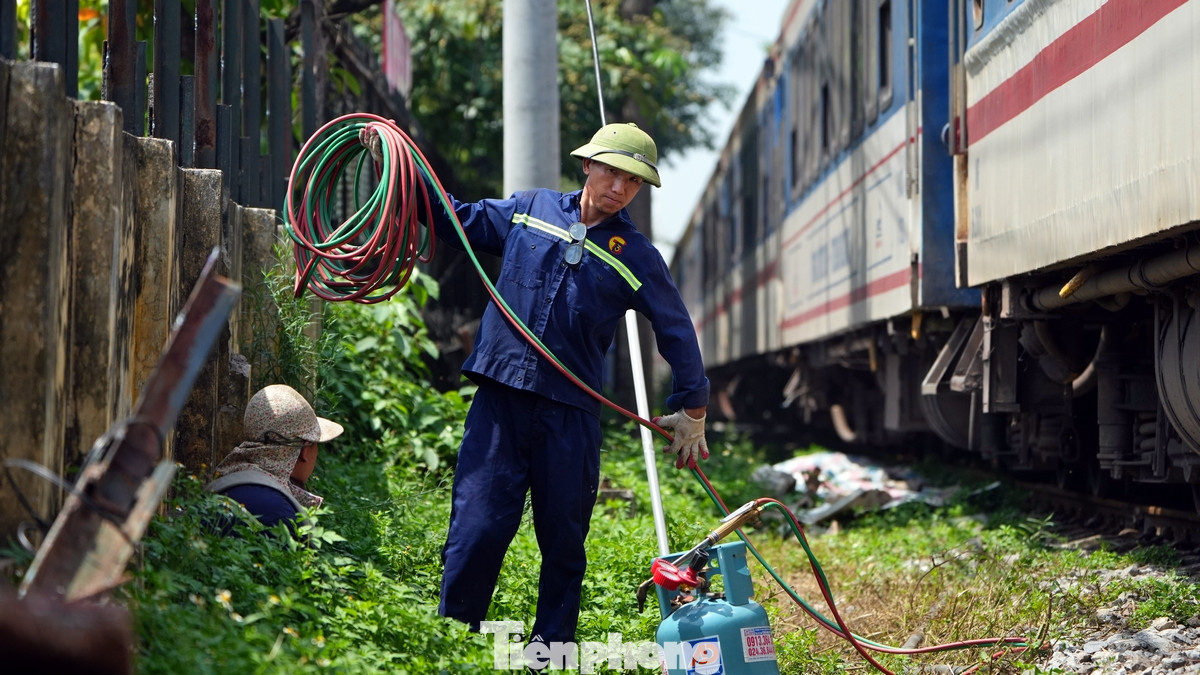 Thời tiết đang trong những ngày nắng nóng nhất của Hà Nội, những công nhân đảm nhận phần hàn càng thêm nóng. Thời tiết đang trong những ngày nắng nóng nhất của Hà Nội, những công nhân đảm nhận phần hàn càng thêm nóng.