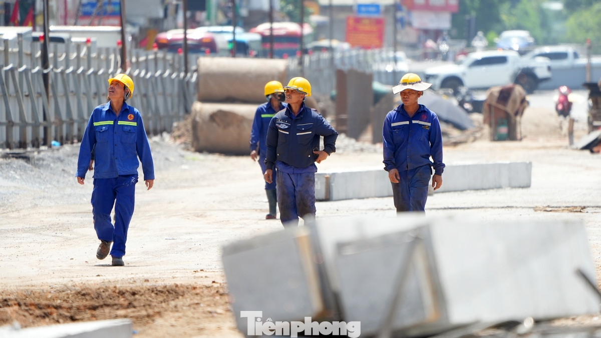 Thời điểm công nhân nghỉ trưa cũng là lúc mặt trời đứng bóng đỉnh đầu. Thời điểm công nhân nghỉ trưa cũng là lúc mặt trời đứng bóng đỉnh đầu.