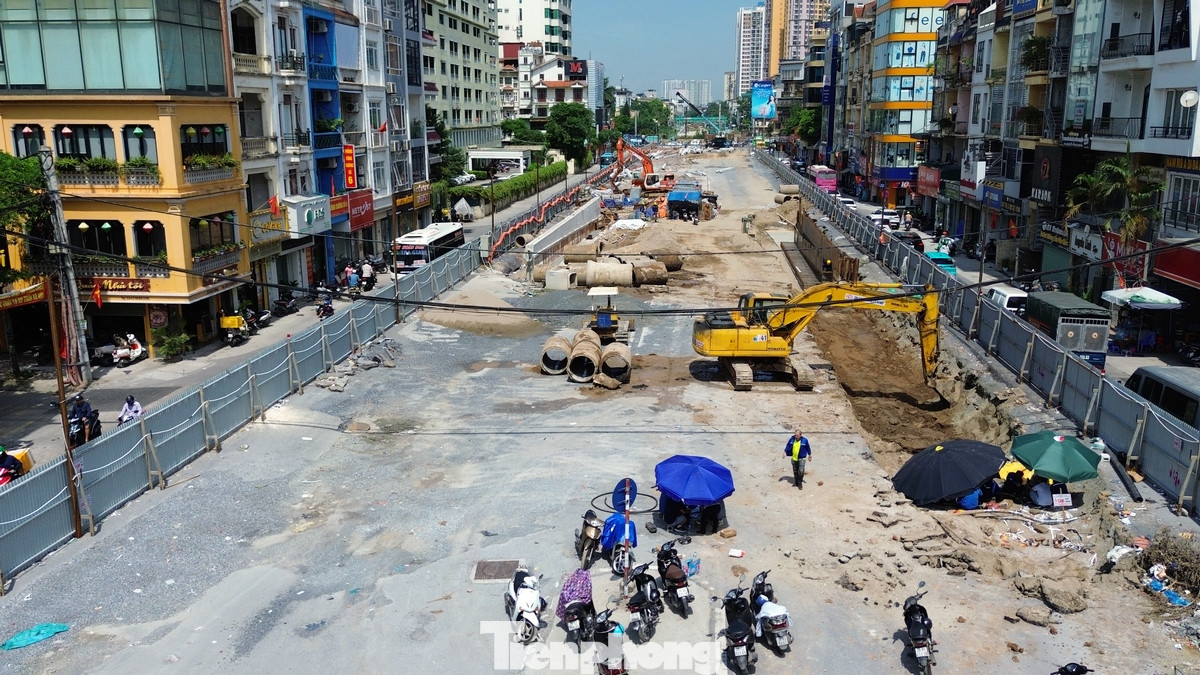 Theo ghi nhận của PV Báo Tiền Phong gần ngày 11/7, tại dự án hầm chui Kim Đồng - Giải Phóng, công nhân đang khẩn trương làm việc để đưa dự án cán đích đúng tiến độ. Trên công trường công nhân cùng thiết bị máy móc đông đúc phía đường sắt và khu vực đường Kim Đồng. Theo ghi nhận của PV Báo Tiền Phong gần ngày 11/7, tại dự án hầm chui Kim Đồng - Giải Phóng, công nhân đang khẩn trương làm việc để đưa dự án cán đích đúng tiến độ. Trên công trường công nhân cùng thiết bị máy móc đông đúc phía đường sắt và khu vực đường Kim Đồng.