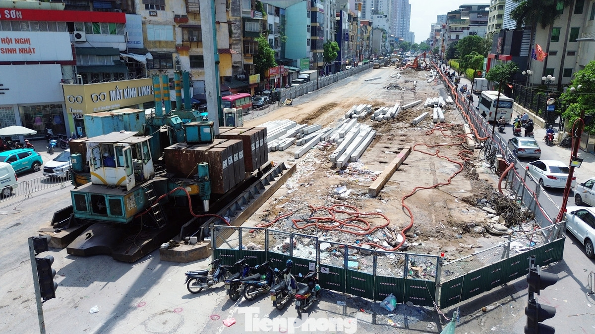 Hầm chui Giải Phóng - Kim Đồng là công trình trọng điểm của thành phố giai đoạn 2021 - 2025 nhằm khắc phục tình trạng ùn tắc giữa Vành đai 2,5 với đường Giải Phóng, từng bước hoàn chỉnh tuyến Vành đai 2,5 theo quy hoạch được duyệt, đảm bảo giao thông thông suốt qua ga hàng hóa Giáp Bát. Sau khi hoàn thiện, hầm chui sẽ có quy mô 4 làn xe, tổng chiều dài hầm và đường dẫn là 890m theo hướng Vành đai 2,5, trong đó hầm kín dài 140m, hầm hở dài 320m. Đoạn qua hầm mỗi chiều 2 làn xe rộng 3,5m/làn, đoạn ngoài hầm mỗi chiều 3 làn xe rộng 3,5m/làn. Đây là hầm chui thứ 5 tại thủ đô được xây dựng từ năm 2009 đến nay, sau các hầm Kim Liên - Xã Đàn, Trung Hòa, Thanh Xuân, Lê Văn Lương. Hầm chui Giải Phóng - Kim Đồng là công trình trọng điểm của thành phố giai đoạn 2021 - 2025 nhằm khắc phục tình trạng ùn tắc giữa Vành đai 2,5 với đường Giải Phóng, từng bước hoàn chỉnh tuyến Vành đai 2,5 theo quy hoạch được duyệt, đảm bảo giao thông thông suốt qua ga hàng hóa Giáp Bát. Sau khi hoàn thiện, hầm chui sẽ có quy mô 4 làn xe, tổng chiều dài hầm và đường dẫn là 890m theo hướng Vành đai 2,5, trong đó hầm kín dài 140m, hầm hở dài 320m. Đoạn qua hầm mỗi chiều 2 làn xe rộng 3,5m/làn, đoạn ngoài hầm mỗi chiều 3 làn xe rộng 3,5m/làn. Đây là hầm chui thứ 5 tại thủ đô được xây dựng từ năm 2009 đến nay, sau các hầm Kim Liên - Xã Đàn, Trung Hòa, Thanh Xuân, Lê Văn Lương.