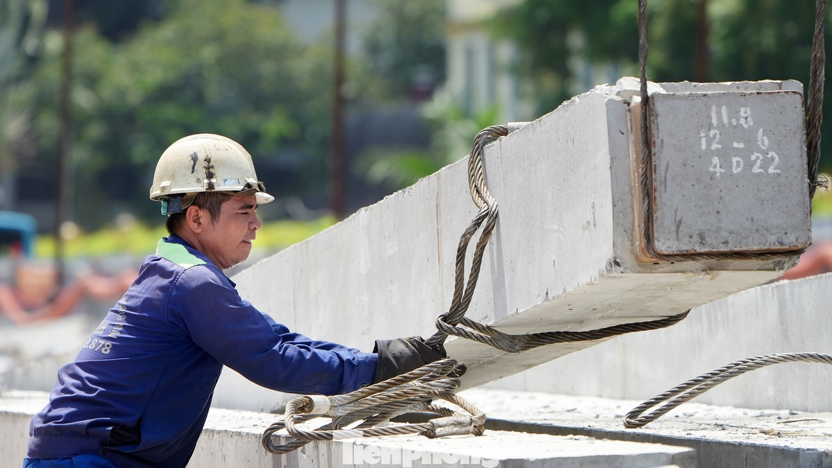 Công nhân ở đây ai cũng mướt mát mồ hôi nhưng đều cố gắng để tiến độ về đúng hẹn. Công nhân ở đây ai cũng mướt mát mồ hôi nhưng đều cố gắng để tiến độ về đúng hẹn.