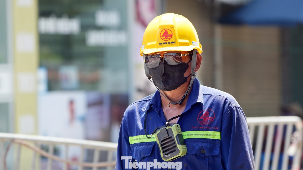 Trang bị khẩu trang kín mít cùng kính râm và quạt đeo cổ để giảm đi cái oi nóng giữa những ngày hè nóng nực. Trang bị khẩu trang kín mít cùng kính râm và quạt đeo cổ để giảm đi cái oi nóng giữa những ngày hè nóng nực.