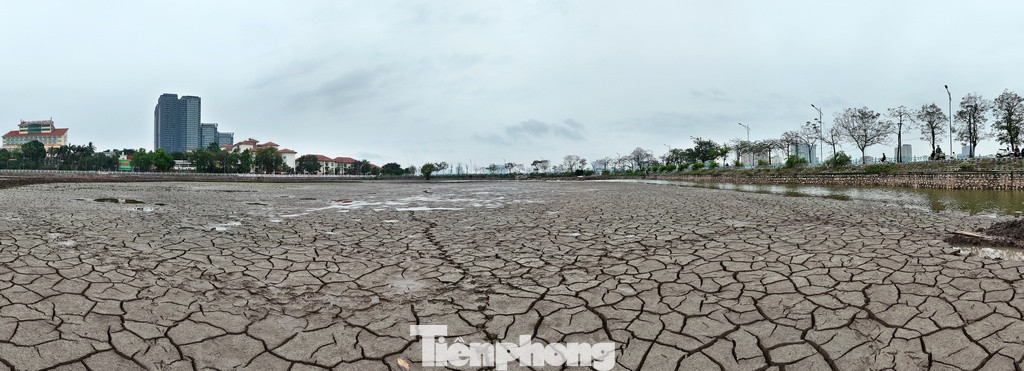 Hình ảnh Đầm Đông cạn nước trơ đáy cạn khô ghi nhận vào chiều 19/3.