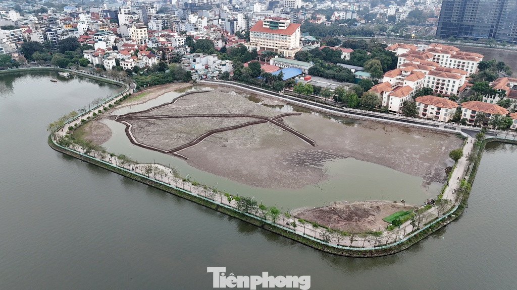 Những ao, đầm này đều tiếp giáp hồ Tây, rất rộng. Bình thường mênh mông nước, hiện được rút nước để đánh bắt thuỷ sản và cải tạo nạo vét lòng hồ.