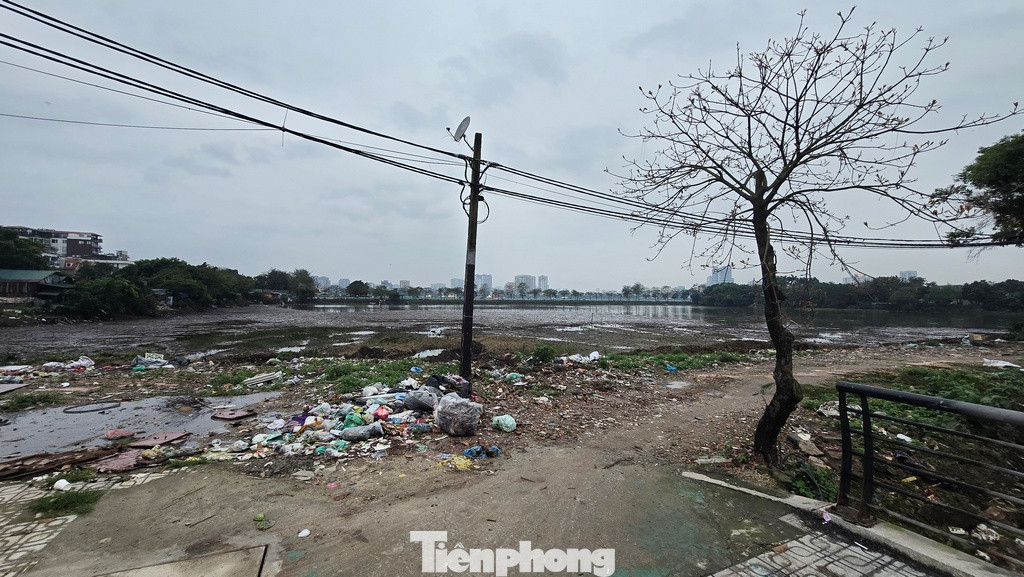 Quanh Đầm Trị luôn xuất hiện những bãi rác lớn tràn cả ra đường và vương vãi xuống lòng đầm.