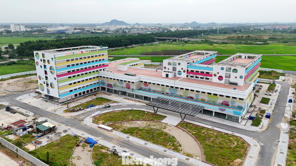 Bệnh viện được đầu tư rất nhiều trang thiết bị máy móc hiện đại với nhiều kỹ thuật mới, kỹ thuật cao giúp điều trị nhiều ca bệnh khó, phức tạp được bệnh viện ứng dụng gần đây như: đặt điện cực sâu bề mặt vỏ não trong phẫu thuật động kinh, ghép gan, ghép thận, ghép tế bào gốc, phẫu thuật tim mạch, gene trị liệu,…