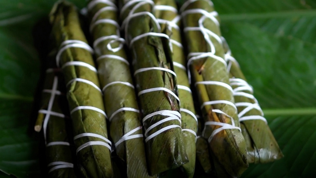 Bánh tẻ là một đặc sản vô cùng quen thuộc đối với mỗi người dân Việt Nam. Đây là món ăn có mùi thơm đặc trưng từ lá dong, sự kết hợp hài hòa giữa thịt, hành, mộc nhĩ của phần nhân với vị ngon mềm mại của phần vỏ làm từ gạo tẻ, tạo nên hương vị gắn liền với đồng quê ai đã từng thưởng thức cũng không thể nào quên được.