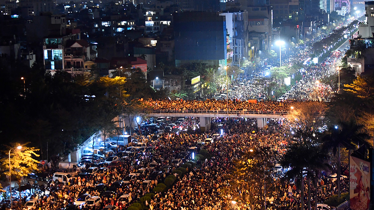 Hàng ngàn người đã đổ về khu vực đầu đường Văn Cao cắt phố Nguyễn Đình Thi để xem màn biểu diễn máy bay không người lái (Drones).