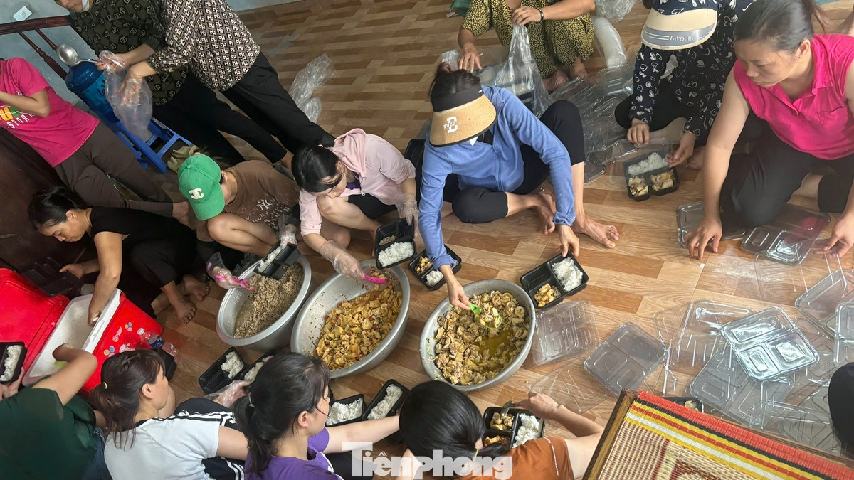 Bếp ăn thiện nguyện này không chỉ cung cấp ngày 2 bữa ăn cho các thôn như: Thôn Đồng Dâu, Thôn Đừn... mà còn cung cấp hàng trăm suất ăn cho chùa ở xã Thuần Lương để phân phát cho nhân dân trong khu vực bị ngập lụt do bão số 3 gây ra. Bếp ăn thiện nguyện này không chỉ cung cấp ngày 2 bữa ăn cho các thôn như: Thôn Đồng Dâu, Thôn Đừn... mà còn cung cấp hàng trăm suất ăn cho chùa ở xã Thuần Lương để phân phát cho nhân dân trong khu vực bị ngập lụt do bão số 3 gây ra.