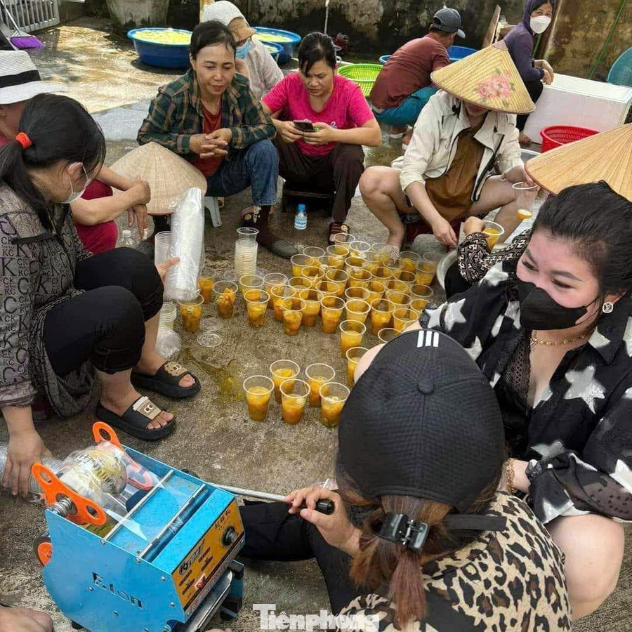 Cơm, canh được đóng hộp và ép nilong như nhà hàng trước khi được chuyển đến các hộ dân. Cơm, canh được đóng hộp và ép nilong như nhà hàng trước khi được chuyển đến các hộ dân.