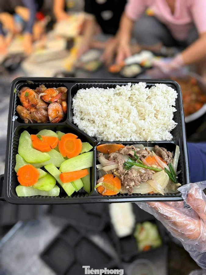 Khay đồ ăn ngon với thực đơn phong phú được nấu bởi tình yêu thương đồng bào trong những lúc khó khăn càng trở nên trân quý. Khay đồ ăn ngon với thực đơn phong phú được nấu bởi tình yêu thương đồng bào trong những lúc khó khăn càng trở nên trân quý.