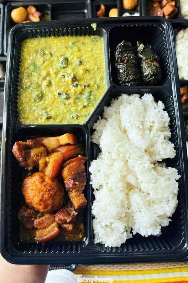 Khay đồ ăn ngon với thực đơn phong phú được nấu bởi tình yêu thương đồng bào trong những lúc khó khăn càng trở nên trân quý. Khay đồ ăn ngon với thực đơn phong phú được nấu bởi tình yêu thương đồng bào trong những lúc khó khăn càng trở nên trân quý.