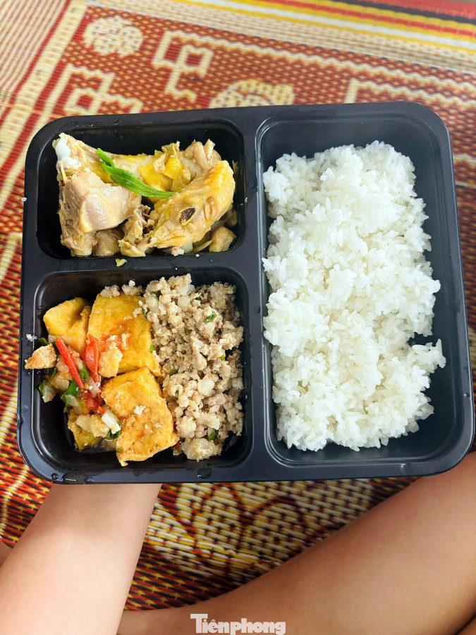 Khay đồ ăn ngon với thực đơn phong phú được nấu bởi tình yêu thương đồng bào trong những lúc khó khăn càng trở nên trân quý. Khay đồ ăn ngon với thực đơn phong phú được nấu bởi tình yêu thương đồng bào trong những lúc khó khăn càng trở nên trân quý.