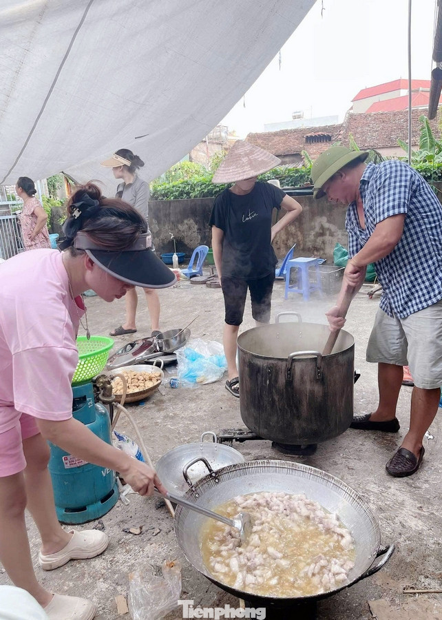 Không những vậy, hai chị em Dương, Thoa còn kêu gọi được thêm chị Bùi Thị Dung cùng nhiều người nữa tham gia nấu ăn cho bà con vùng ngập lụt. Không những vậy, hai chị em Dương, Thoa còn kêu gọi được thêm chị Bùi Thị Dung cùng nhiều người nữa tham gia nấu ăn cho bà con vùng ngập lụt.