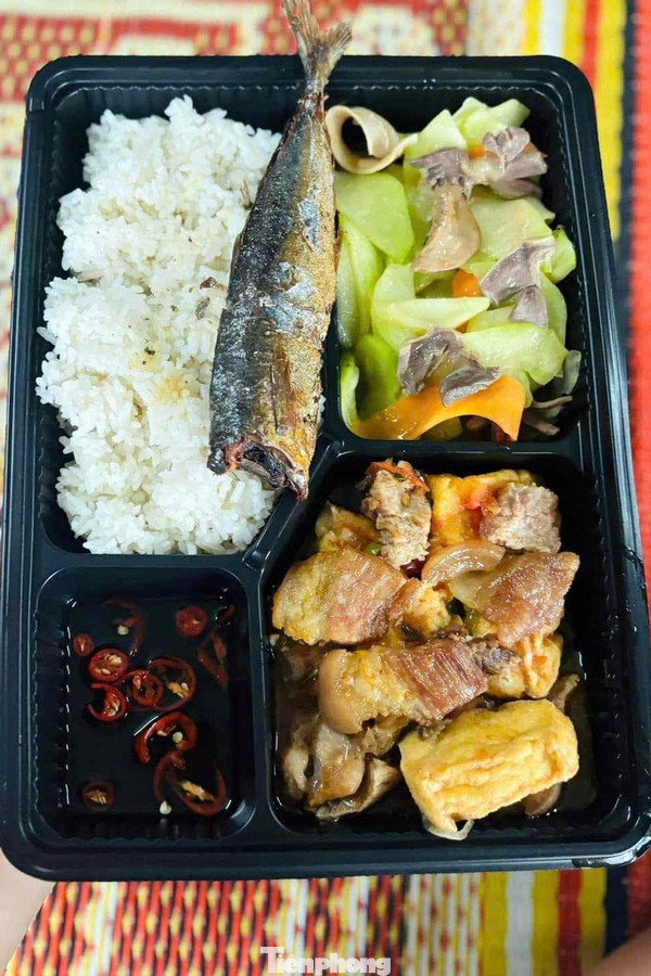 Khay đồ ăn ngon với thực đơn phong phú được nấu bởi tình yêu thương đồng bào trong những lúc khó khăn càng trở nên trân quý. Khay đồ ăn ngon với thực đơn phong phú được nấu bởi tình yêu thương đồng bào trong những lúc khó khăn càng trở nên trân quý.