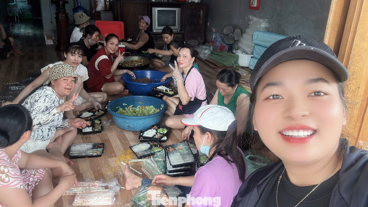 Bếp ăn thiện nguyện này không chỉ cung cấp ngày 2 bữa ăn cho các thôn như: Thôn Đồng Dâu, Thôn Đừn... mà còn cung cấp hàng trăm suất ăn cho chùa ở xã Thuần Lương để phân phát cho nhân dân trong khu vực bị ngập lụt do bão số 3 gây ra. Bếp ăn thiện nguyện này không chỉ cung cấp ngày 2 bữa ăn cho các thôn như: Thôn Đồng Dâu, Thôn Đừn... mà còn cung cấp hàng trăm suất ăn cho chùa ở xã Thuần Lương để phân phát cho nhân dân trong khu vực bị ngập lụt do bão số 3 gây ra.