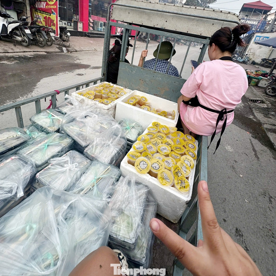 Những ngày cao điểm, bếp ăn cung cấp từ 900 đến 1.000 suất ăn cho người dân. Những ngày cao điểm, bếp ăn cung cấp từ 900 đến 1.000 suất ăn cho người dân.