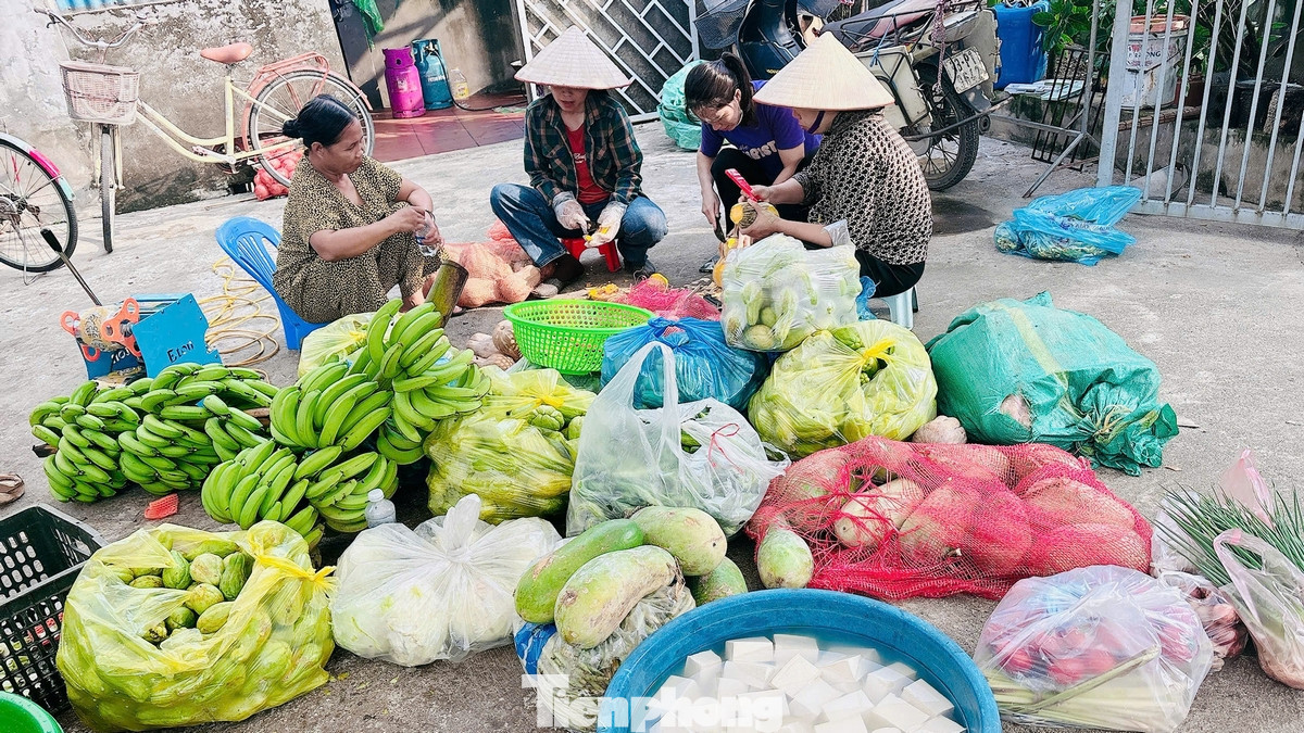 Nơi đây là một bếp ăn thiện nguyện phục vụ hàng nghìn suất ăn trong mấy ngày qua cho bà con trong vùng ngập lũ của huyện Chương Mỹ (TP Hà Nội). Được biết, toàn bộ nguyên liệu cũng như công nấu ăn đều được mọi người quyên góp cùng các mạnh thường quân ủng hộ vùng ngập lụt. Nơi đây là một bếp ăn thiện nguyện phục vụ hàng nghìn suất ăn trong mấy ngày qua cho bà con trong vùng ngập lũ của huyện Chương Mỹ (TP Hà Nội). Được biết, toàn bộ nguyên liệu cũng như công nấu ăn đều được mọi người quyên góp cùng các mạnh thường quân ủng hộ vùng ngập lụt.