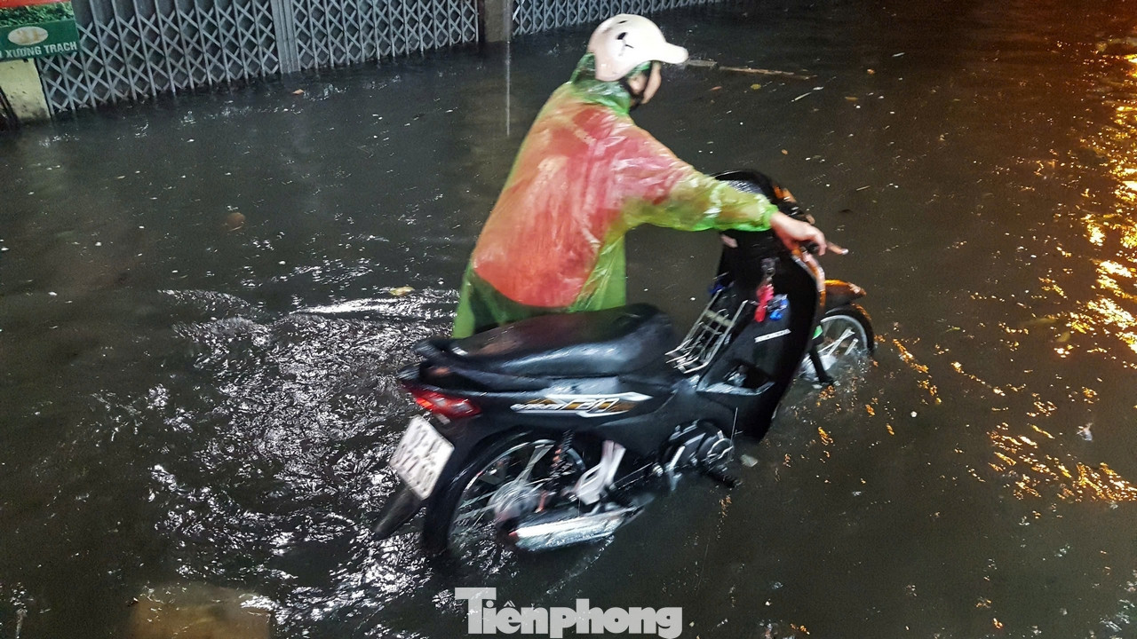 Nhiều phương tiện chết máy khi "lạc" vào đoạn đường ngập sâu Nhiều phương tiện chết máy khi "lạc" vào đoạn đường ngập sâu