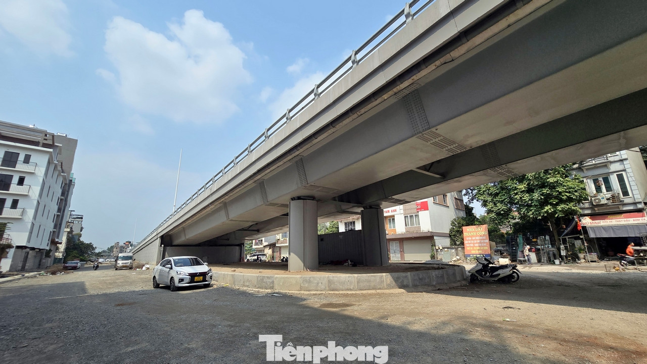 Hiện trên công trường Dự án xây dựng tuyến đường nối từ đường Nguyễn Văn Cừ đến hết khu tái định cư phường Ngọc Thụy đang được công nhân cùng nhiều máy móc thi công hoàn thiện.