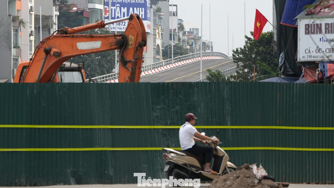 Điểm nhấn của tuyến đường là cầu vượt thép tại nút giao Hồng Tiến - Nguyễn Văn Cừ, có chiều dài và đường dẫn khoảng 400 m, được thiết kế 2 làn xe cơ giới và 2 làn xe hỗn hợp hiện nay đã hoàn thành thảm nhựa và kẻ vạch, sơn đường.
