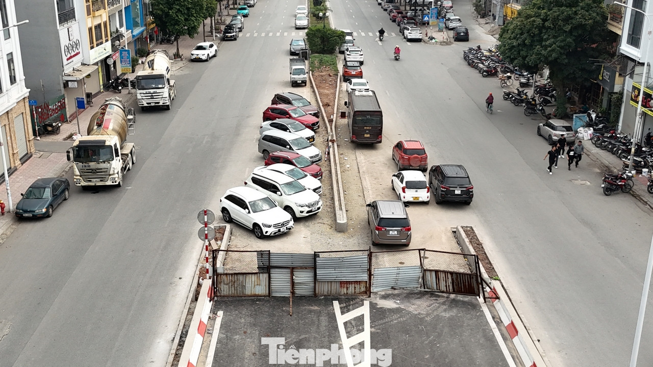 Nhiều vị trí của dự án chưa đưa vào sử dụng thành nơi đỗ xe ô tô của người dân.