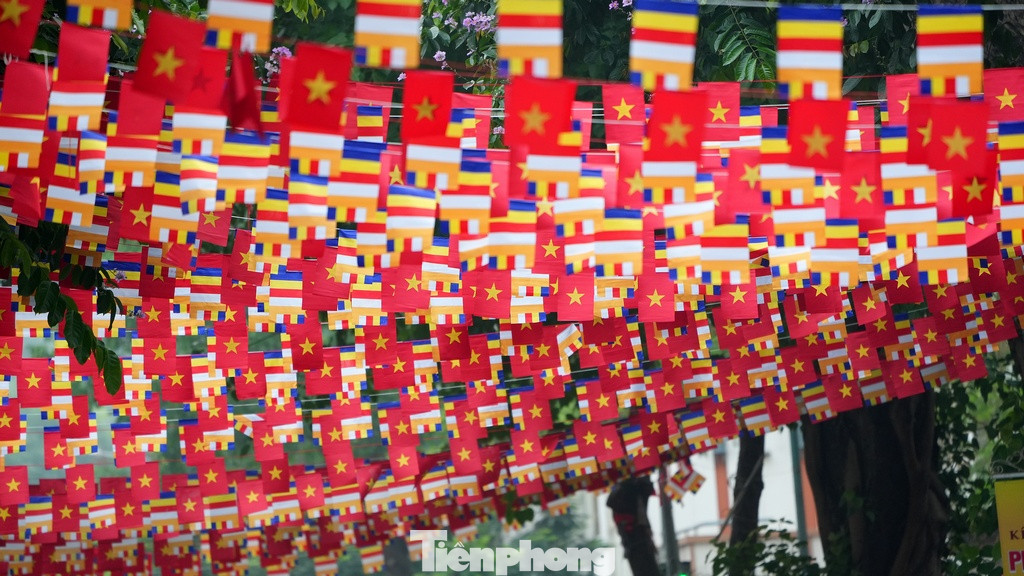 Trên nhiều con đường, tuyến phố của Hà Nội, đặc biệt là khu vực gần chùa đều được trang trí rực rỡ cờ hoa.
