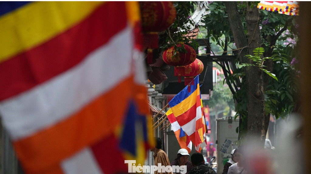 Cờ Phật rực rỡ trước cổng chùa Hòe Nhai trên phố Hàng Than (TP Hà Nội).