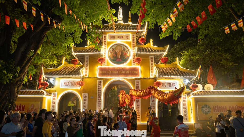 Hòa vào không khí Tuần lễ Phật đản Phật lịch 2568, Phật giáo TP Hà Nội có nhiều hoạt động Phật sự hướng đến Phật đản. Người dân có thể dự lễ rước kiệu tại chùa Quán Sứ.