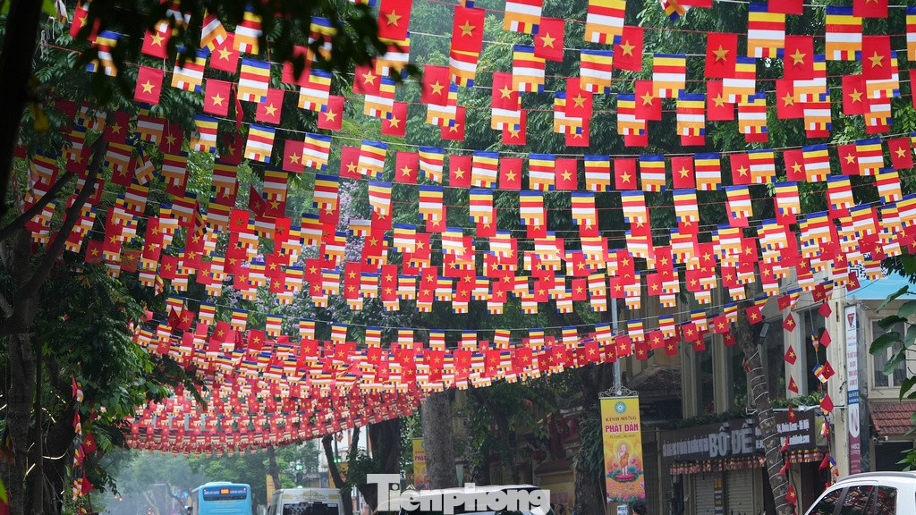 Trên đường Quán Sứ, Chùa Quán Sứ là nơi đặt trụ sở của Giáo hội Phật giáo Việt Nam.