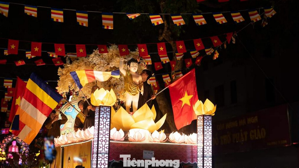 Hòa vào không khí Tuần lễ Phật đản Phật lịch 2568, Phật giáo TP Hà Nội có nhiều hoạt động Phật sự hướng đến Phật đản. Người dân có thể dự lễ rước kiệu tại chùa Quán Sứ.