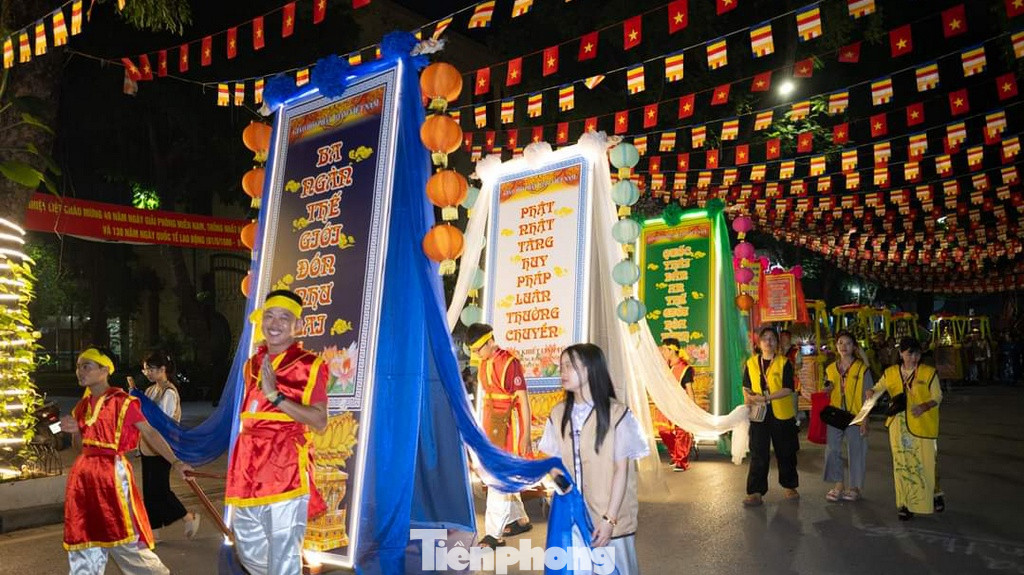 Hòa vào không khí Tuần lễ Phật đản Phật lịch 2568, Phật giáo TP Hà Nội có nhiều hoạt động Phật sự hướng đến Phật đản. Người dân có thể dự lễ rước kiệu tại chùa Quán Sứ.