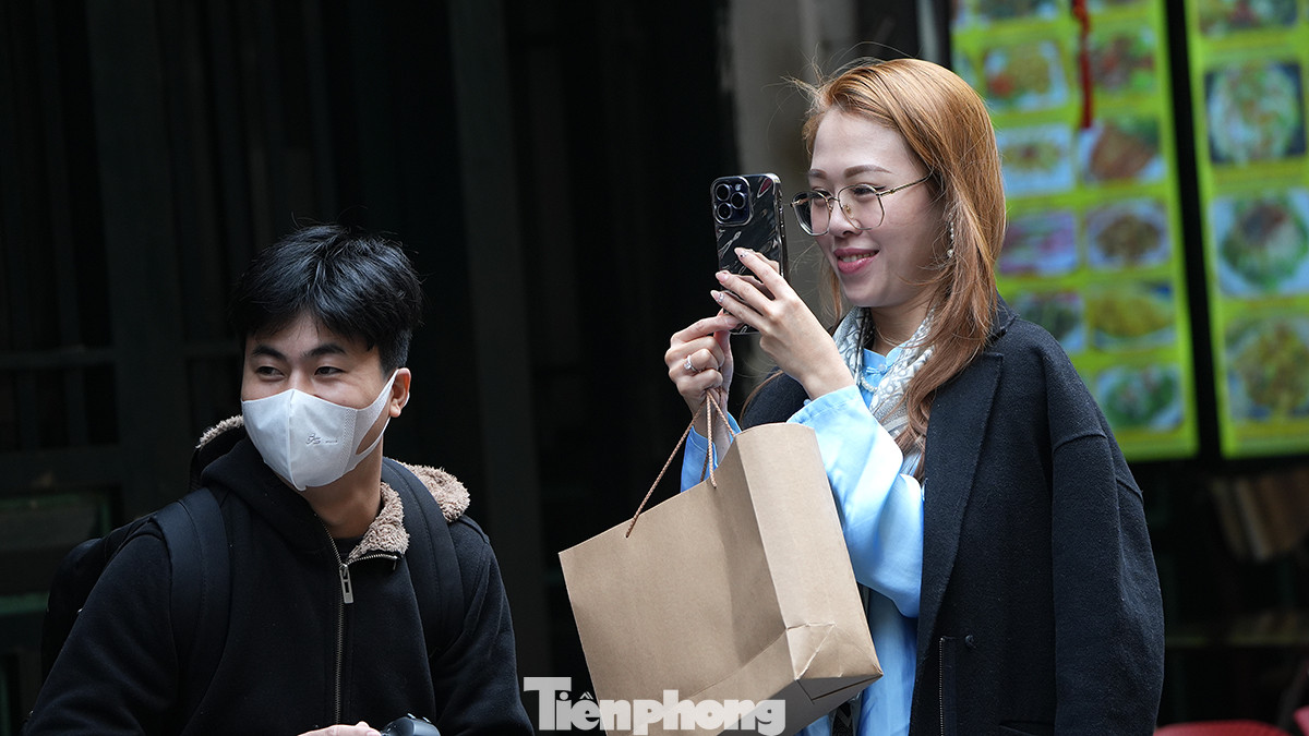 Các nhiếp ảnh gia tất bật chiều cuối năm để ghi lại những khoảnh khắc Tết phục vụ khách hàng.