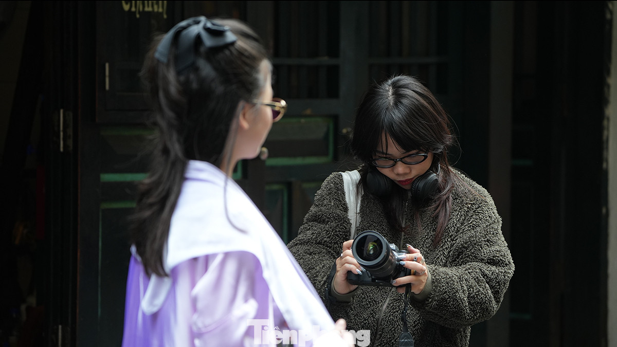 Được mệnh danh là 'ngã tư quốc tế' hay 'phố không ngủ', nơi đây nổi tiếng với nhiều quán bar, cà phê và nhà hàng hoạt động đến khuya.