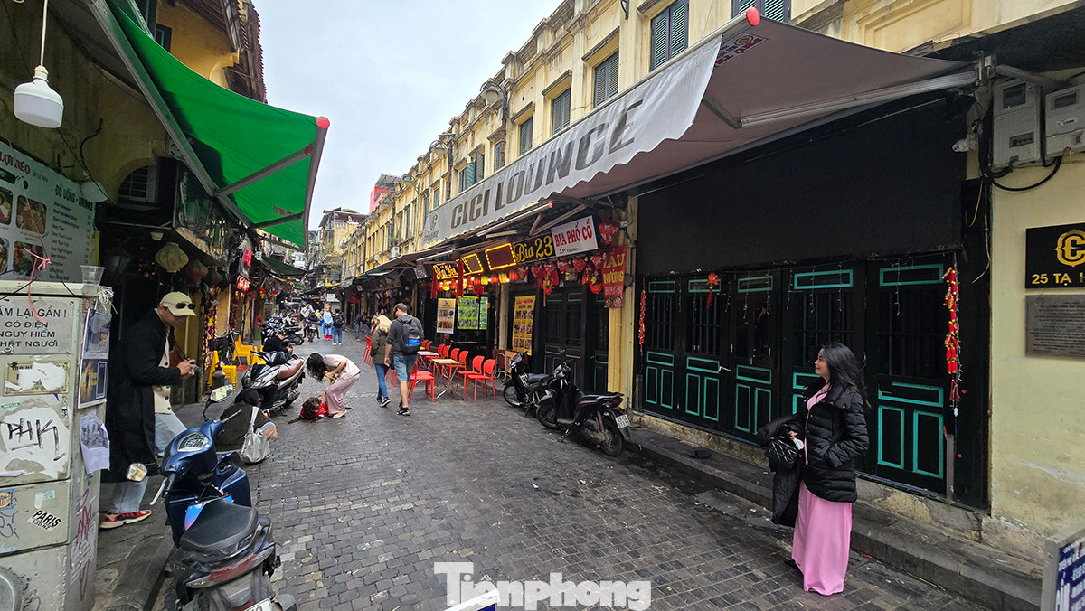 Hiện nay, giới trẻ ngày càng hứng thú với việc lựa chọn áo dài để diện trong những dịp lễ quan trọng. Họ kết hợp trang phục truyền thống với những phụ kiện hiện đại, tạo nên phong cách mới mẻ và độc đáo.