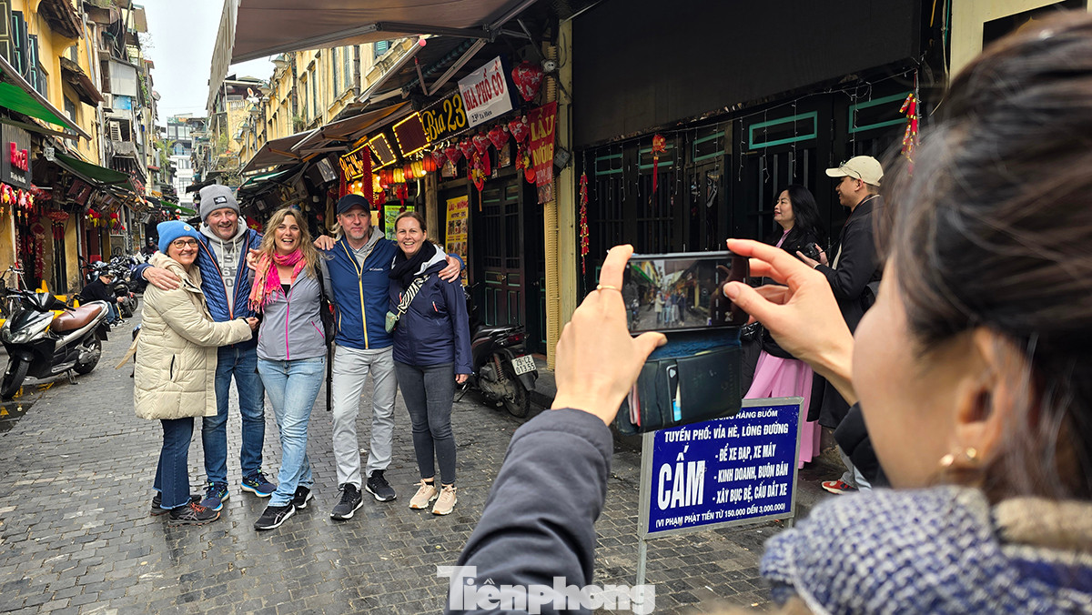 Vào ban ngày, phần lớn các tiệm đóng cửa, tạo điều kiện thuận lợi cho giới trẻ khi muốn có những bức ảnh ấn tượng.