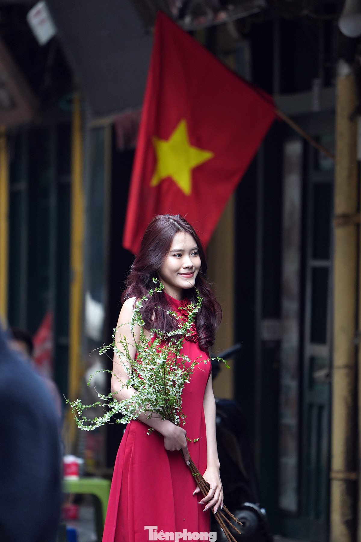 Tiết trời ngày cuối cùng trong năm ấm áp và hơi hửng nắng rất phù hợp để cho chị em xúng xính váy và áo dài để chụp hình đón Tết.