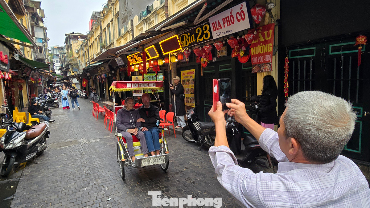 Vào ban ngày, phần lớn các tiệm đóng cửa, tạo điều kiện thuận lợi cho giới trẻ khi muốn có những bức ảnh ấn tượng.