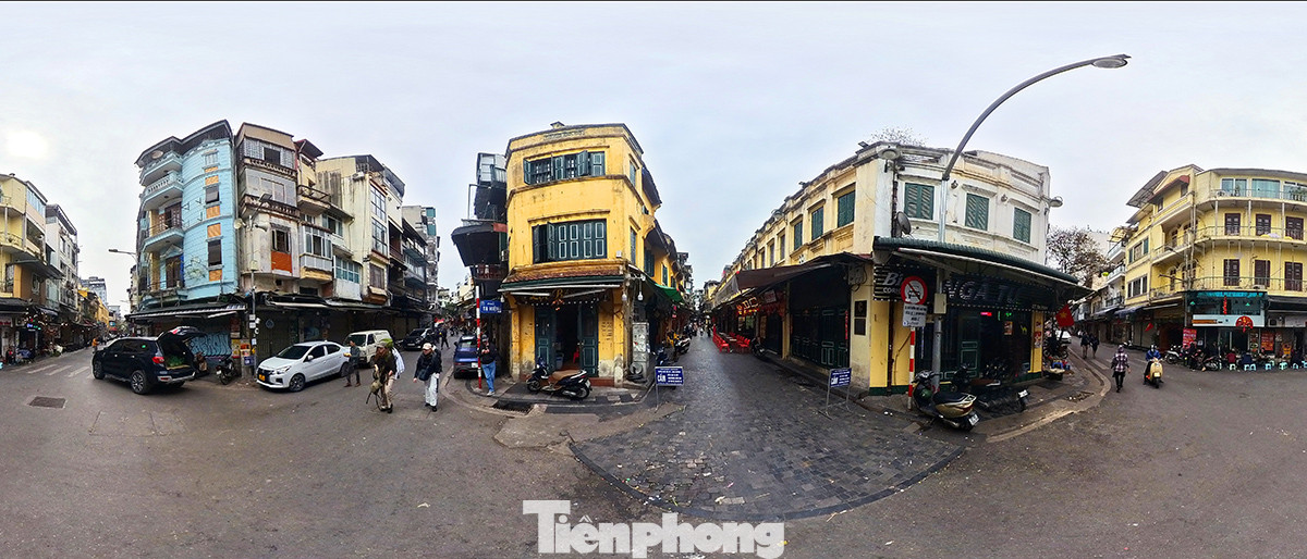 Chỉ còn vài tiếng nữa là đến Tết Giáp Thìn 2024, phố Tạ Hiện (quận Hoàn Kiếm) vẫn rất nhiều người đến chụp những bộ ảnh đón Tết.