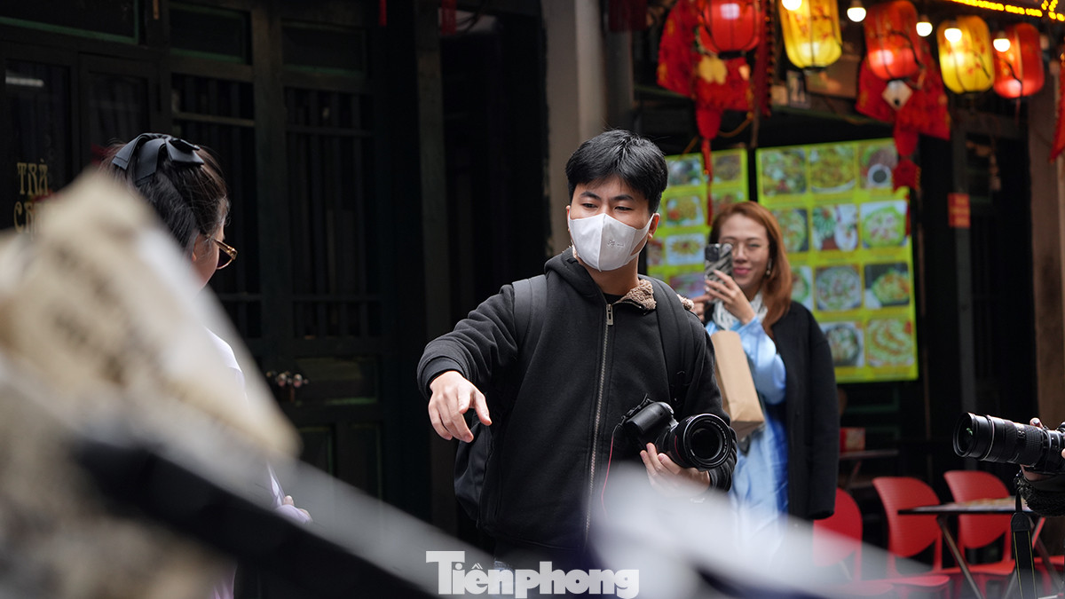 Các nhiếp ảnh gia tất bật chiều cuối năm để ghi lại những khoảnh khắc Tết phục vụ khách hàng.