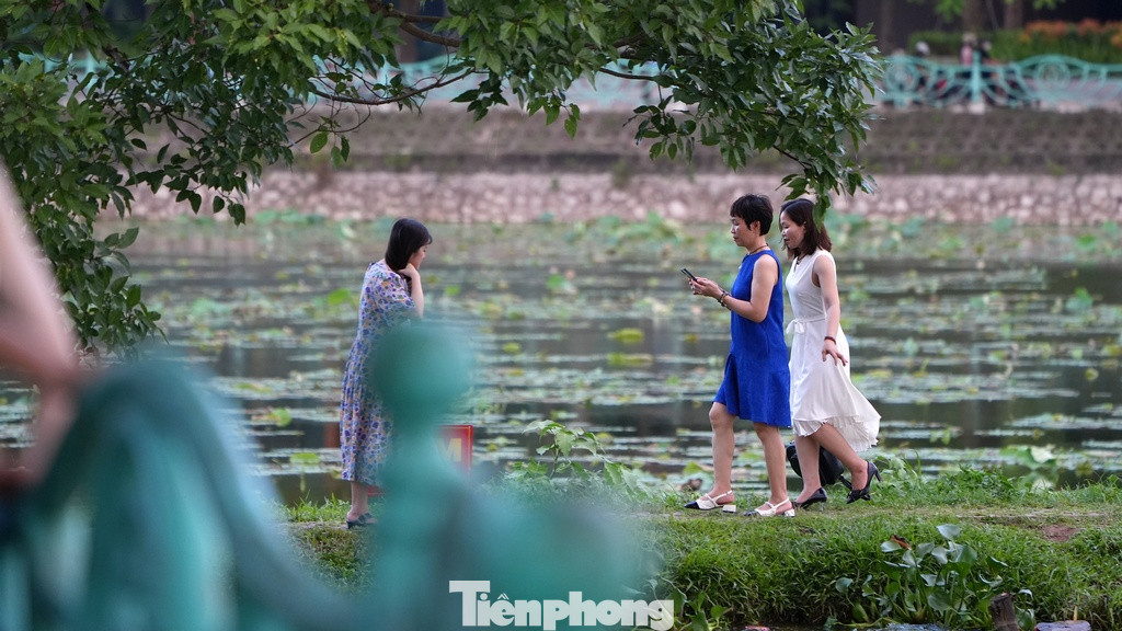 Váy áo xúng xính chụp ảnh hoàng hôn Hồ Tây vào cuối buổi chiều hè.