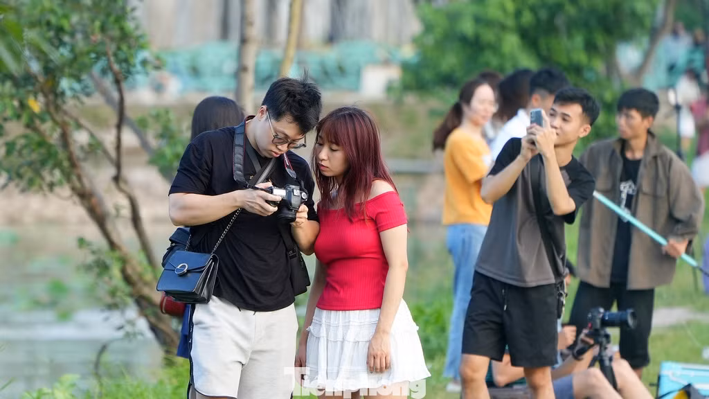 Đoạn đê giữa mặt nước Hồ Tây và những đầm sen luôn là địa điểm được nhiều bạn trẻ lựa chọn chụp hình vào những buổi chiều hè.
