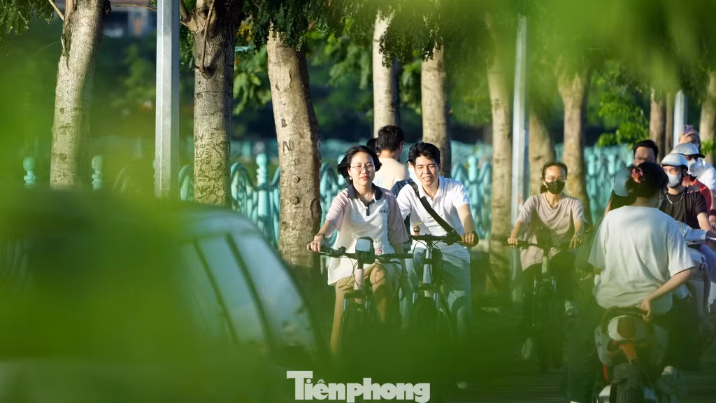 Hồ Tây là địa điểm lý tưởng để hít thở không khí trong lành và chụp hình check-in vào mỗi cuối chiều hè.