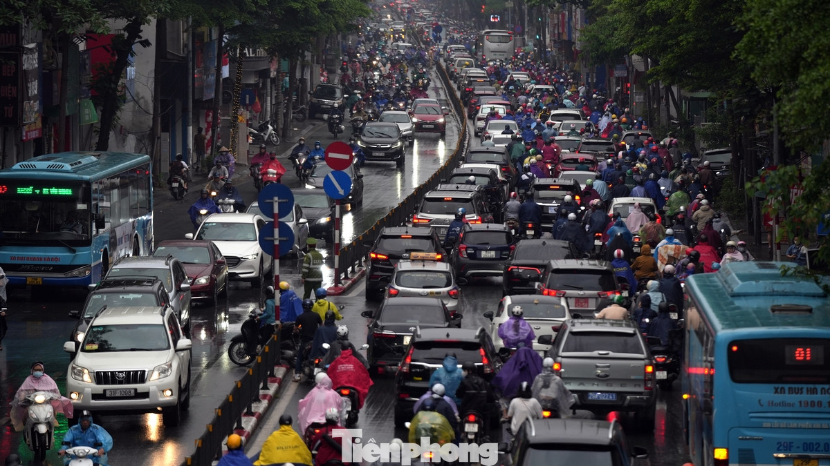 Giao thông ở một số tuyến đường như Nguyễn Lương Bằng, Tây Sơn, Thái Hà... ùn ứ thời điểm khoảng 7h30 sáng nay.