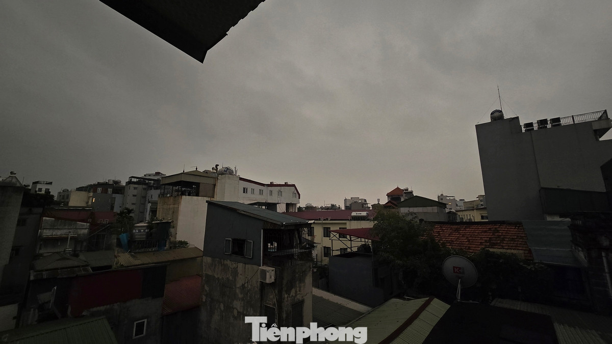 Khoảng 7 giờ sáng, cơn dông ập đến khiến bầu trời Hà Nội tối đen.