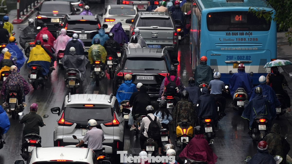 Giao thông ở một số tuyến đường như Nguyễn Lương Bằng, Tây Sơn, Thái Hà... ùn ứ thời điểm khoảng 7h30 sáng nay.