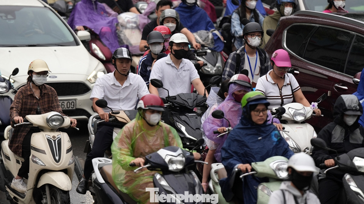 Giao thông ở một số tuyến đường như Nguyễn Lương Bằng, Tây Sơn, Thái Hà... ùn ứ thời điểm khoảng 7h30 sáng nay.