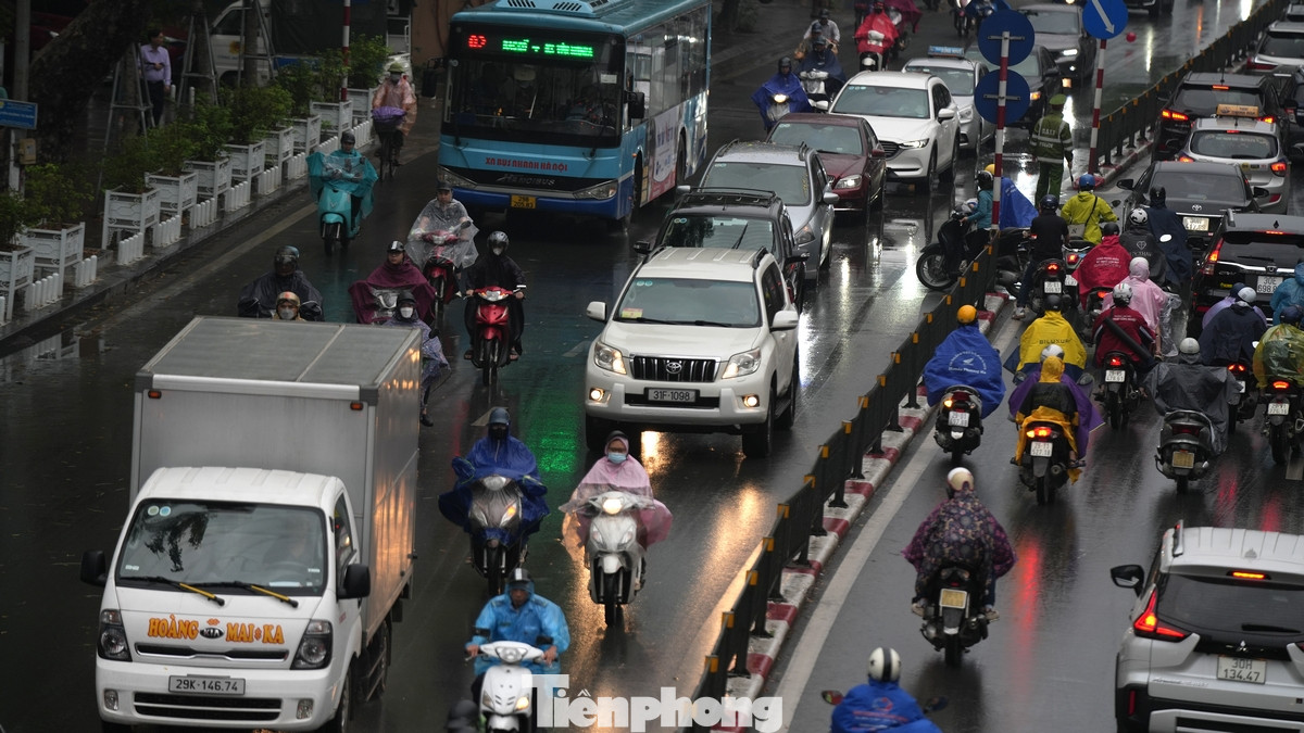 Đèn xe bật sáng giữa ban ngày.