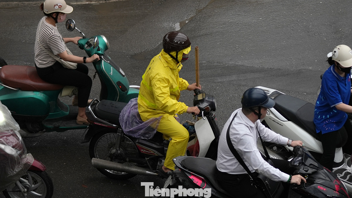 Công nhân công ty thoát nước Hà Nội sẵn sàng ứng trực nếu cơn mưa lớn xảy ra.