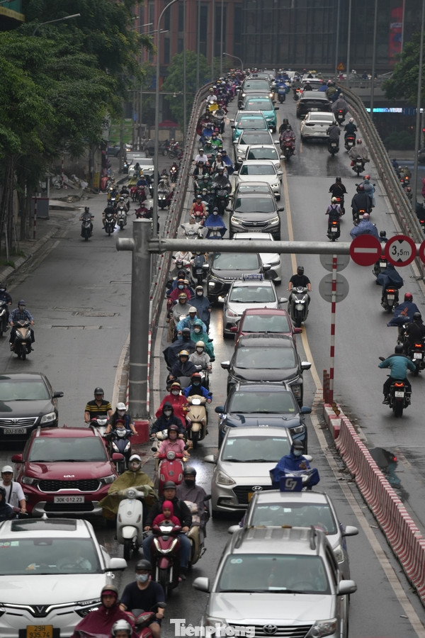 Giao thông cầu vượt Chữ C Phạm Ngọc Thạch - Chùa Bộc với hàng xe ô tô nối dài.